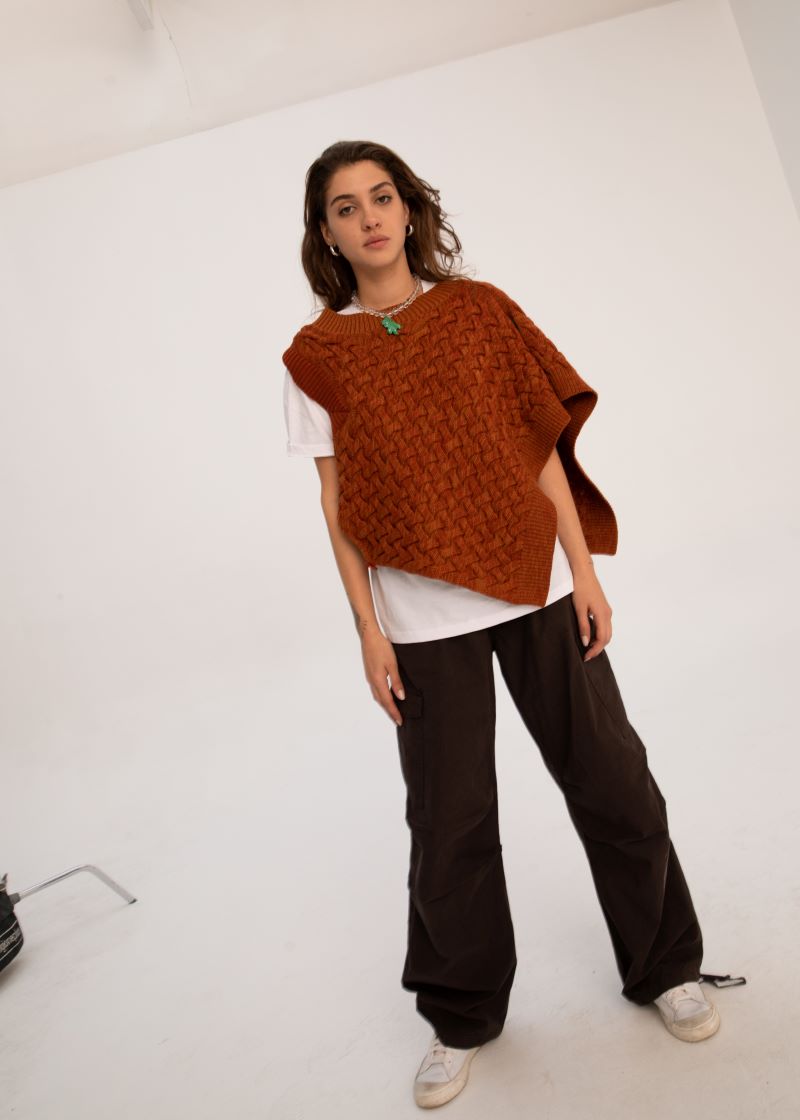 2-neck-sweater-round-and-v-neck-unisex-knitted-100-wool-sustainable-ecofriendly-sweaters